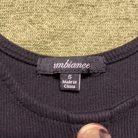 Cute top with buttons. - Picture 2 of 4